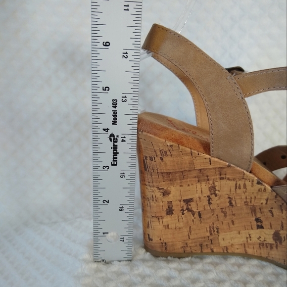 Women's Tan Cork Look Wedge Sandals Sz 9 Delicate Gold Details - Picture 6 of 8